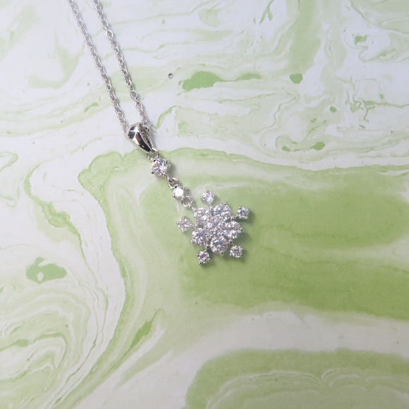 Sterling silver snowflake pendant necklace - Picture 1 of 1